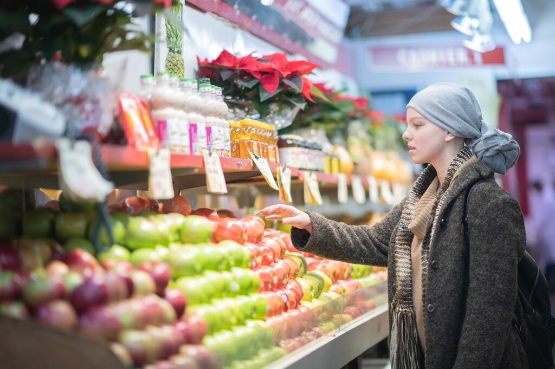 woman buying fruits