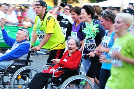 Runners and people in wheelchairs at a running event