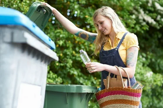 Person using a recycle bin