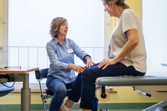 woman having a knee consultation