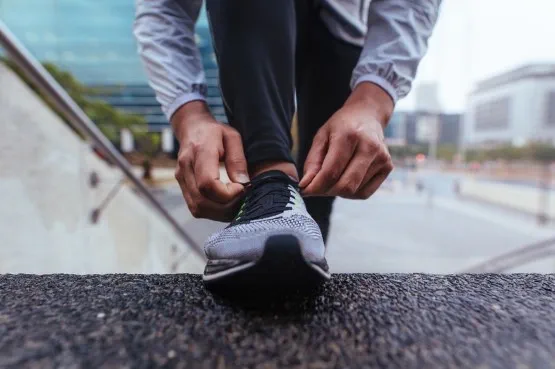 runner tying shoelaces