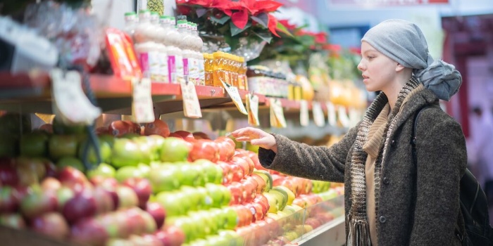 woman buying fruits