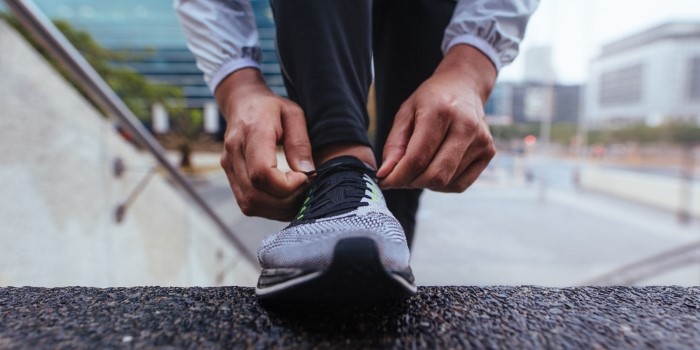 runner tying shoelaces